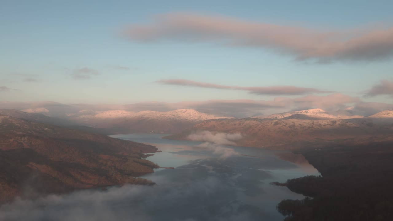 fotografía estática del lago katrina desde ben a'an con cimas de montañas nevadas en invierno