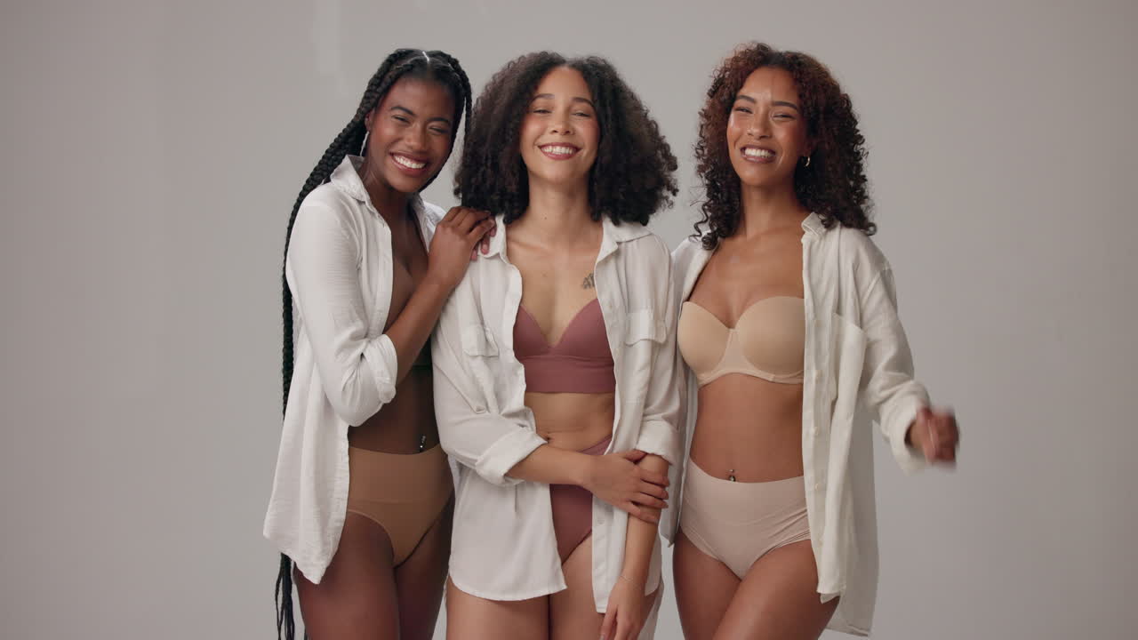 tres amigos sonriendo y mirando a la cámara en camisas blancas
