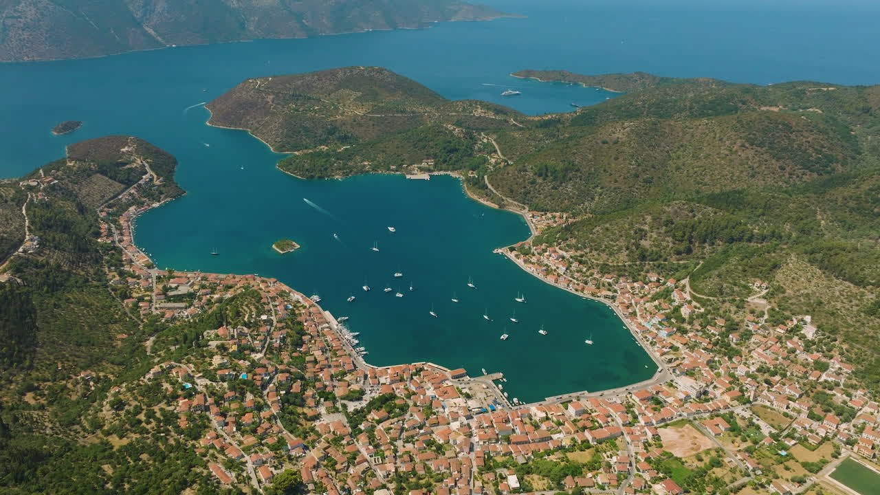 una vista aérea de una pintoresca ciudad costera en grecia