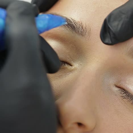tatuaje permanente de las cejas