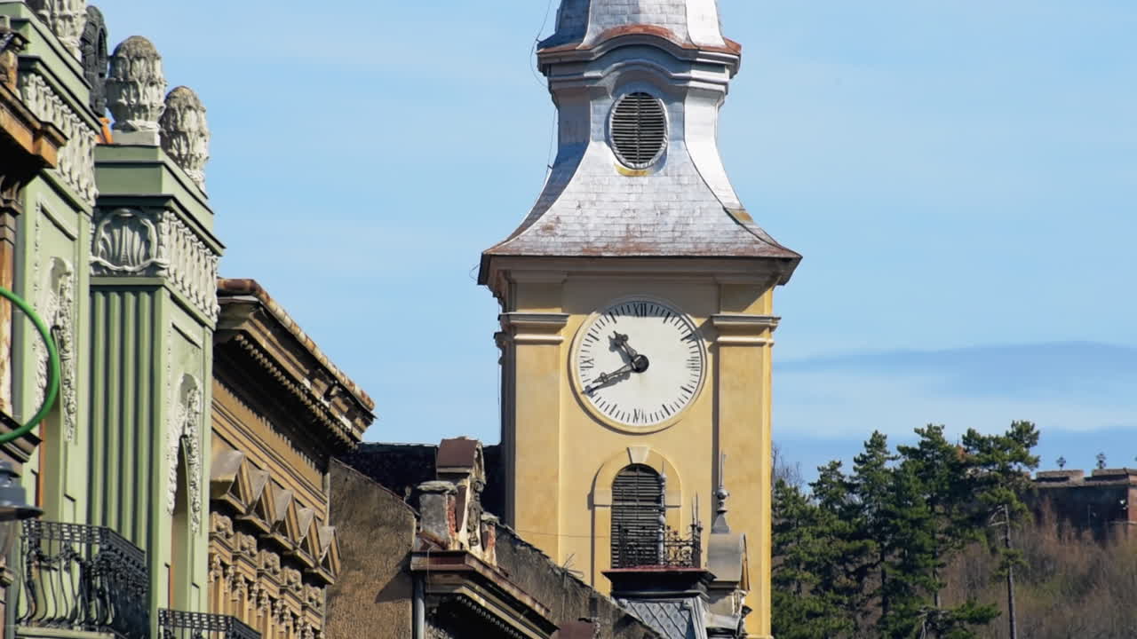 Visão aproximada de uma igreja antiga no centro histórico de Brasov, Romênia. Outros edifícios clássicos próximos a ela