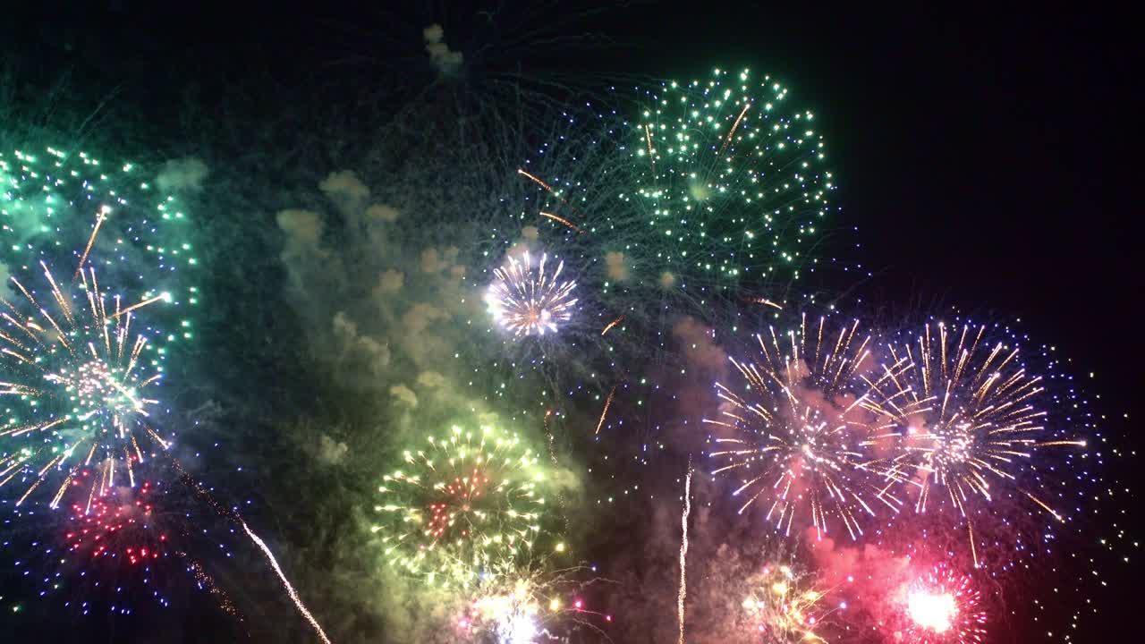 hermosa exhibición de trabajo de fuego colorido por la noche para la celebración en el festival