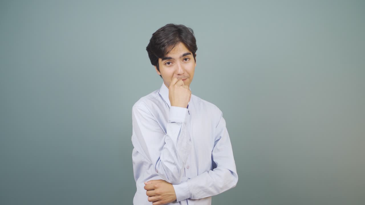 카메라를 위해 귀여운 몸짓을 하는 남자.