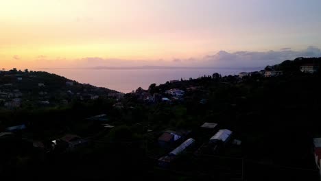 Puesta-De-Sol-Sobre-La-Costa-De-Amalfi-Con-Vistas-Al-Mar-Tirreno-Y-Al-Golfo-De-Salerno-En-Campania,-Italia