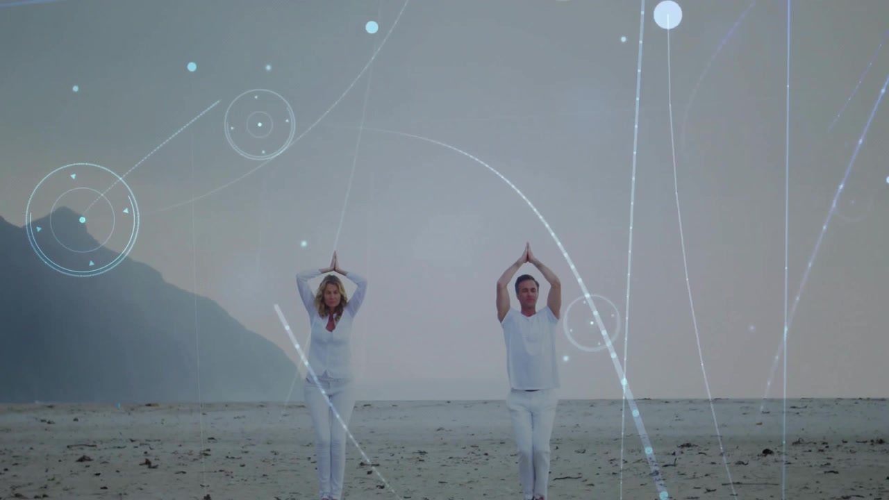 Cerchi alla deriva, un duo yoga ispiratore che solleva le mani in equilibrio sulla spiaggia sotto archi di luce.