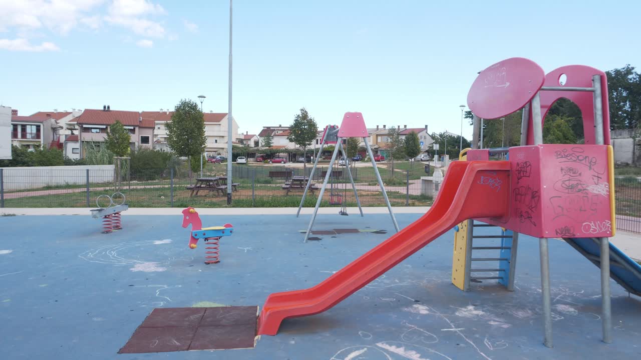 parque infantil descuidado. grabación de cardán