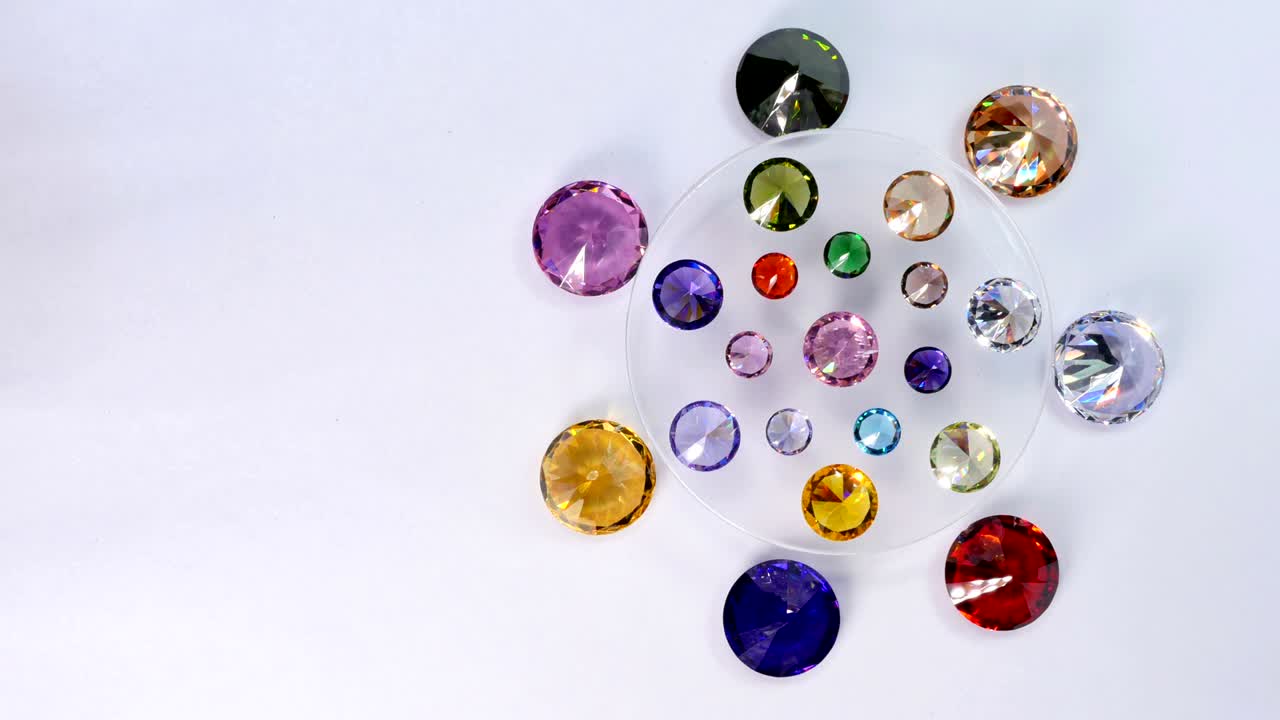 diamantes de forma redonda en una pantalla giratoria estándar