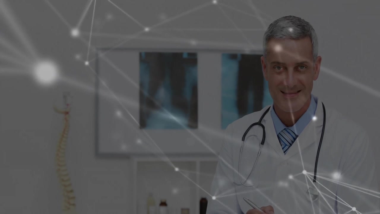 Sovrapposizione di rete che scorre sullo schermo rivelando un medico che prende appunti per una consulenza sanitaria digitale