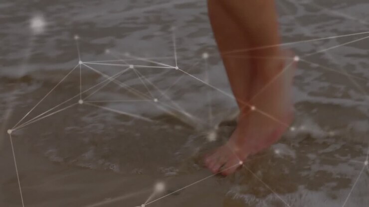Piedi che iniziano a fare surf, l'acqua si avvolge intorno alle caviglie e una sovrapposizione mappa il movimento delle gambe lungo la riva.