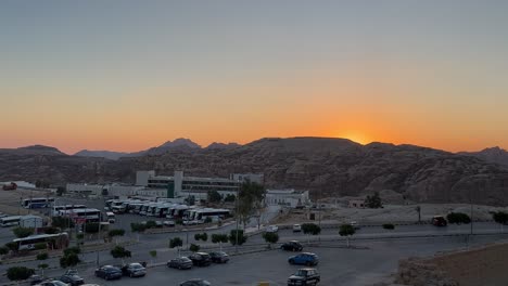 hermosa puesta de sol en el valle de petra en wadi musa, jordania en el medio de un paisaje rocoso y montañoso, un sitio del patrimonio de la unesco, el antiguo reino nabateo 4k establecer disparo