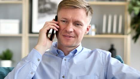 retrato de un hombre de negocios hablando por teléfono