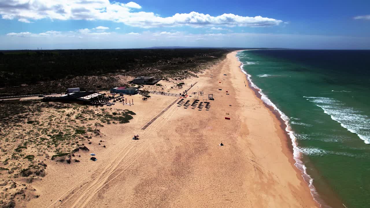 volando sobre una hermosa playa en portugal 01