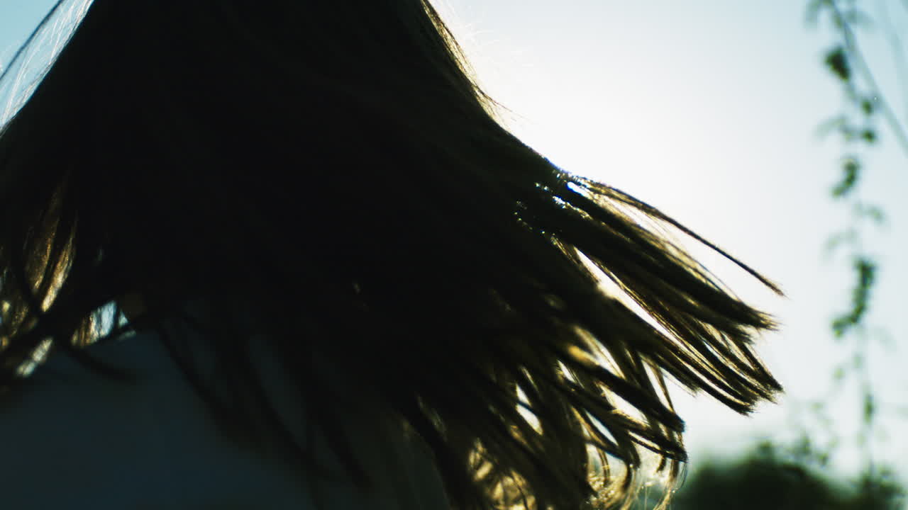 el cabello de la mujer a la luz del sol