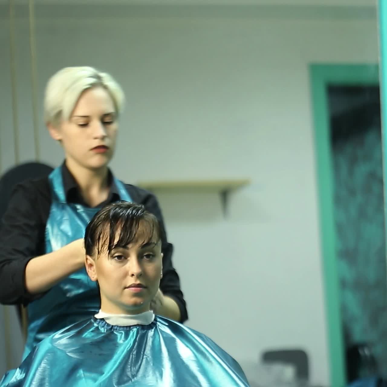 Parrucchiera che tinge i capelli di una cliente