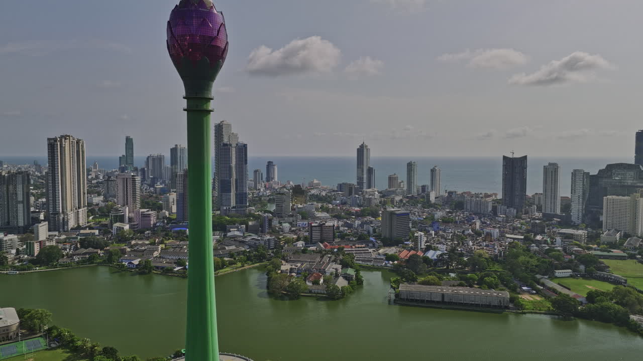 Aéreo de Colombo, Sri Lanka, v1, voo de drone ao redor da Torre Lotus no lago Beira, capturando a paisagem urbana do centro nas Áreas 02 e Wekanda com vistas para o Oceano Índico - Filmado com Mavic 3 Cine - Abril de 2023