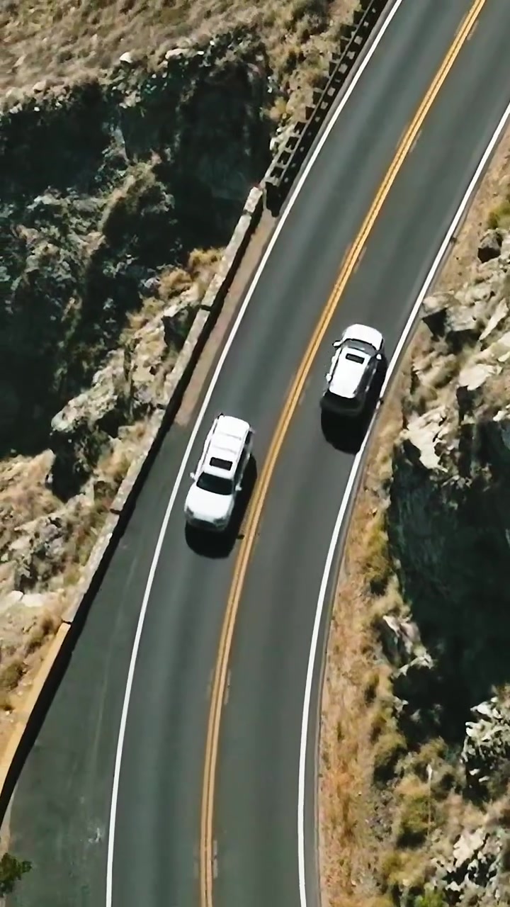 Recorrido panorámico por la costa de California con coches en una carretera sinuosa