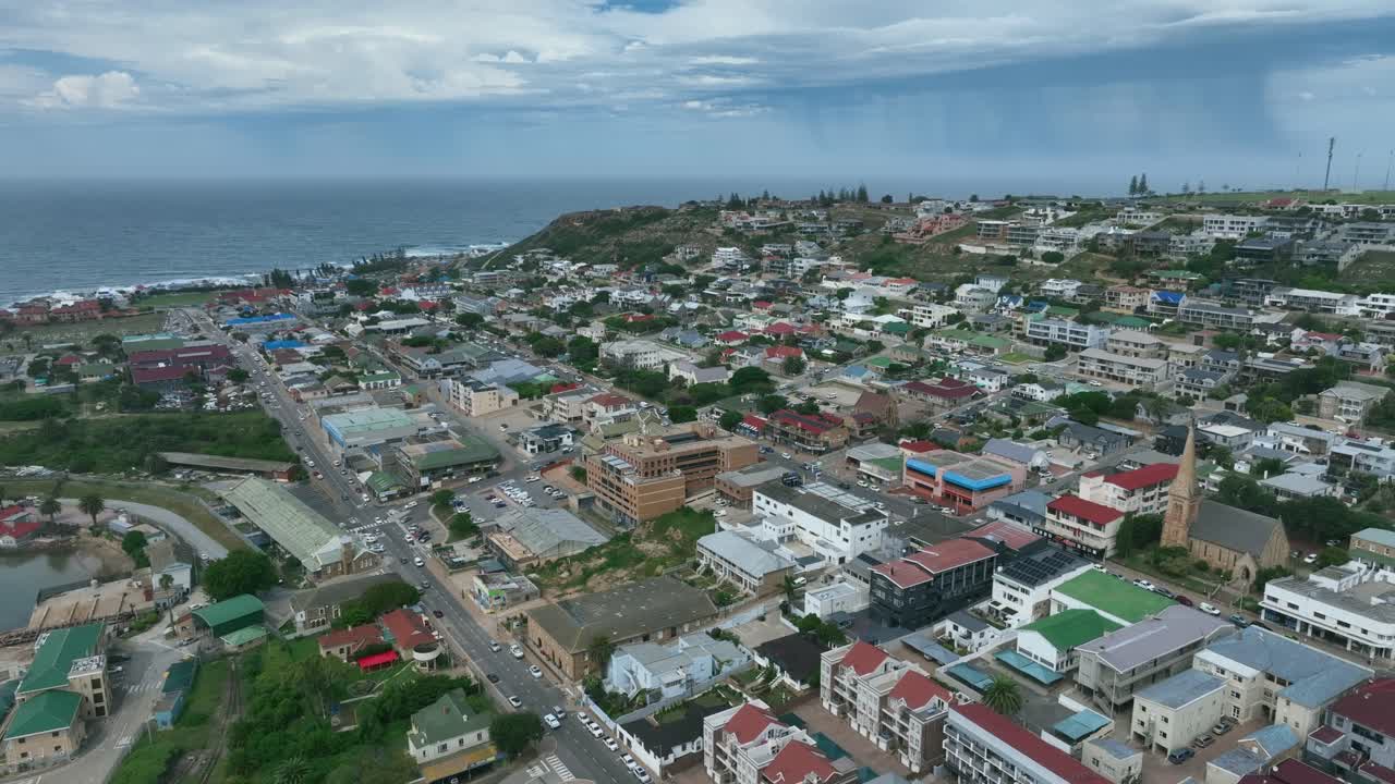 Vista aerea con panoramica a sinistra di Mossel Bay con la Chiesa Anglicana di San Pietro. Sudafrica