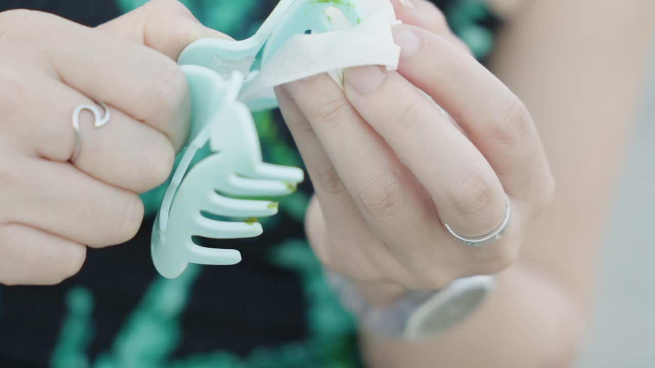 Bird feces dropped from the air and hit a woman's hair clip