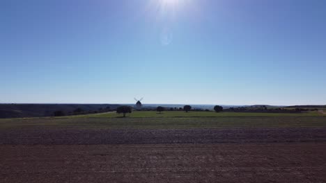 Wegziehen-Szene-Alte-Traditionelle-Windmühle-Alt-Mittelalterlich