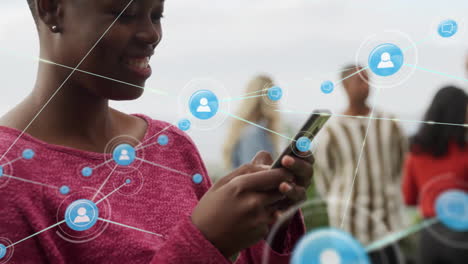 animazione di una rete di connessioni con icone su una donna afroamericana che usa uno smartphone