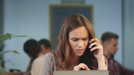 una mujer seria haciendo una llamada telefónica. una persona enojada discutiendo bruscamente por teléfono.