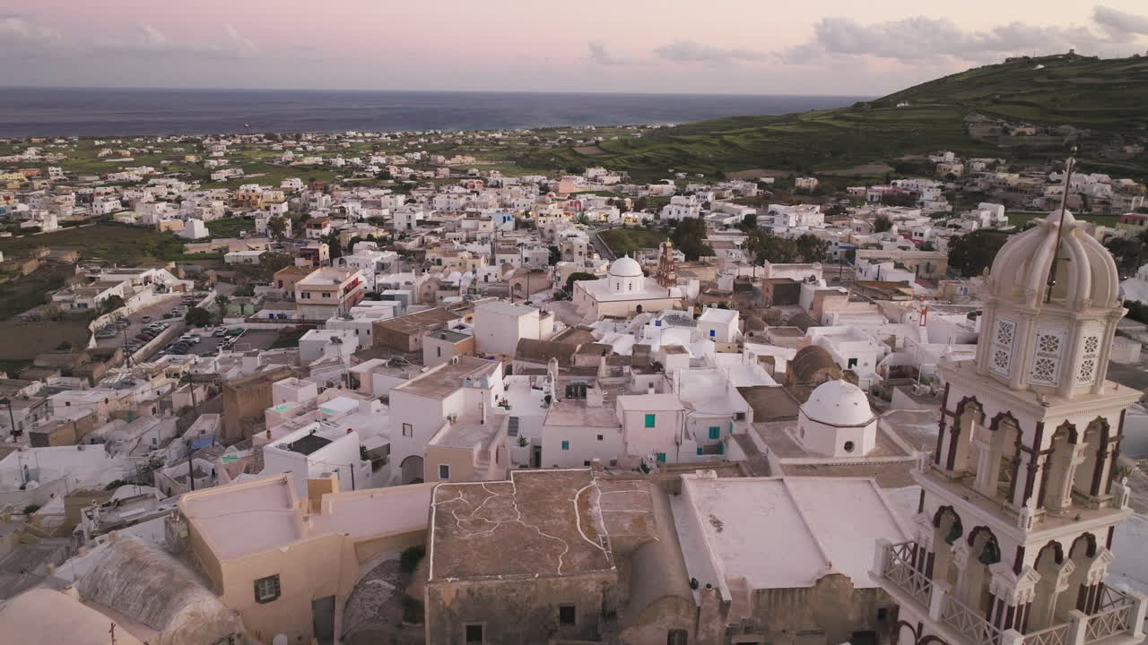 그리스 산토리니 에 있는 매력적 인 마을 의 해 가 지는 모습
