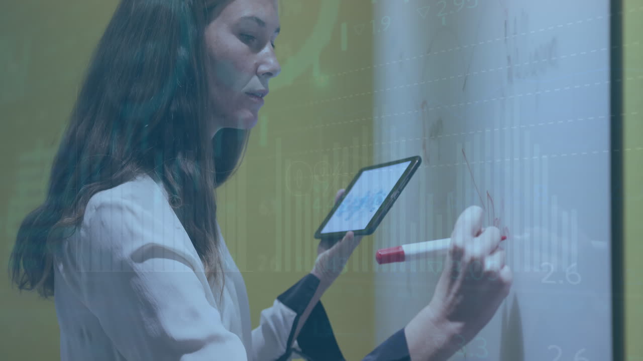 animación del procesamiento de datos financieros sobre una mujer de negocios caucásica en el cargo