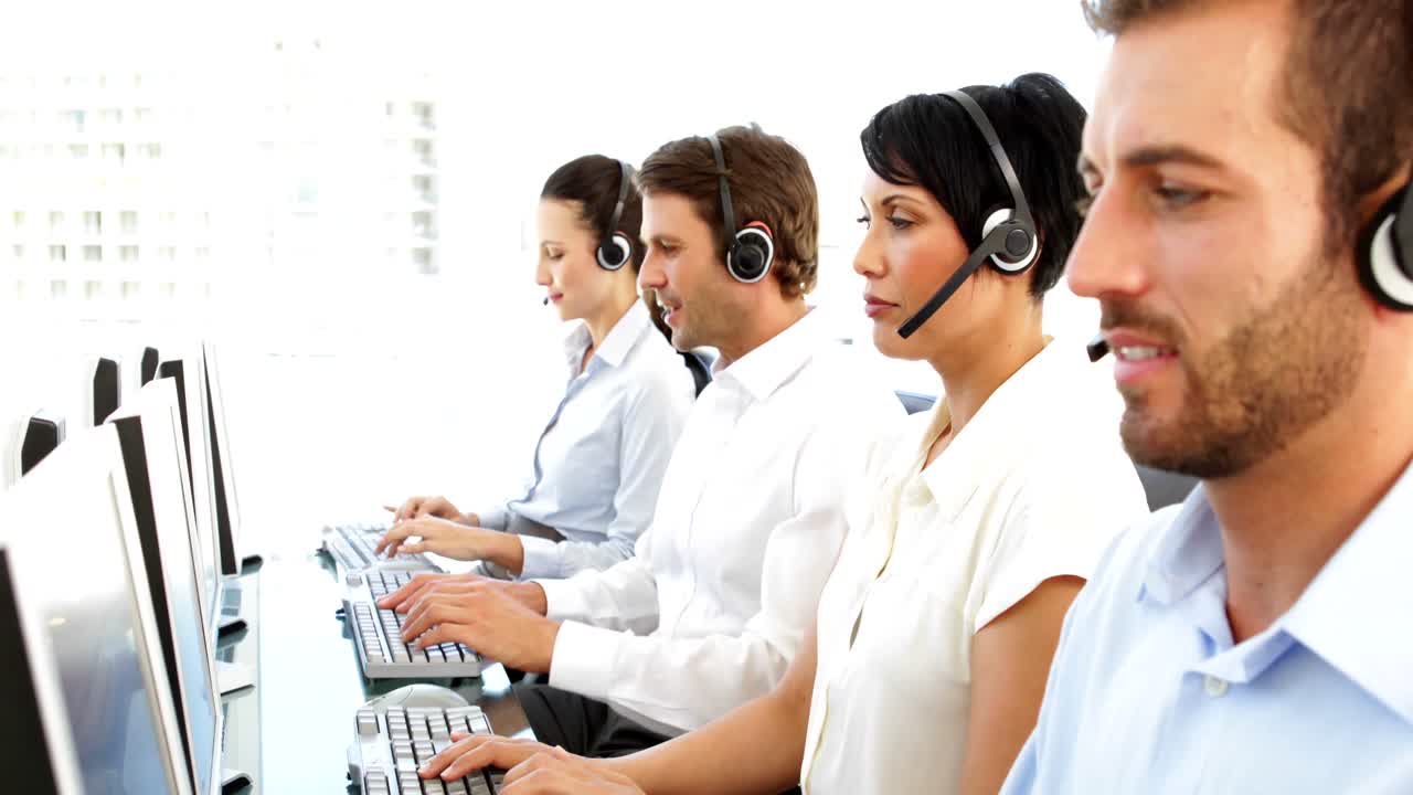 agentes de servicio al cliente sonrientes trabajando