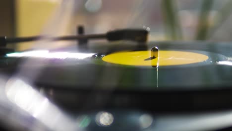 Gelbes-Vinyl,-Das-Sich-Auf-Einem-Modernen-Plattenspieler-Dreht