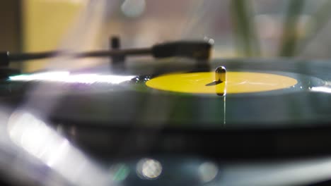 gelbes vinyl dreht sich auf einem modernen plattenläufer