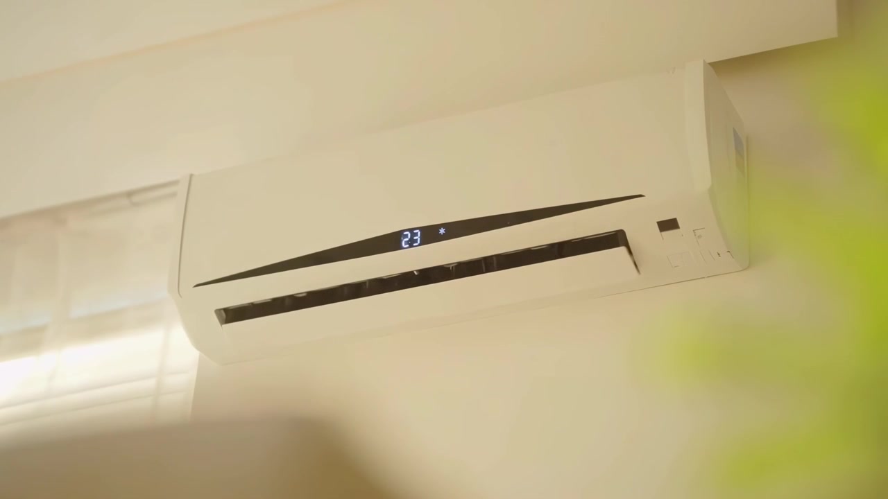 Mano che regola la temperatura del condizionatore con telecomando