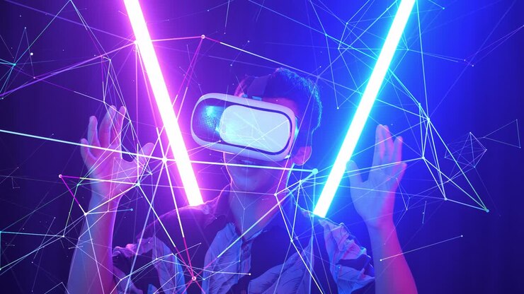 VR, futuristico, concetto di intrattenimento. Ragazzo asiatico entusiasta che usa un visore VR con luci al neon sullo sfondo.