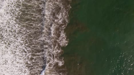 Meereswellen-Rollen-Sanft-Auf-Einen-Tropischen-Strand-In-Costa-Rica