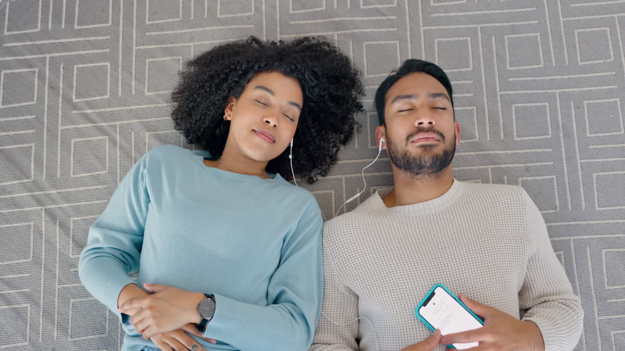 teléfono, auriculares de música y pareja en la vinculación