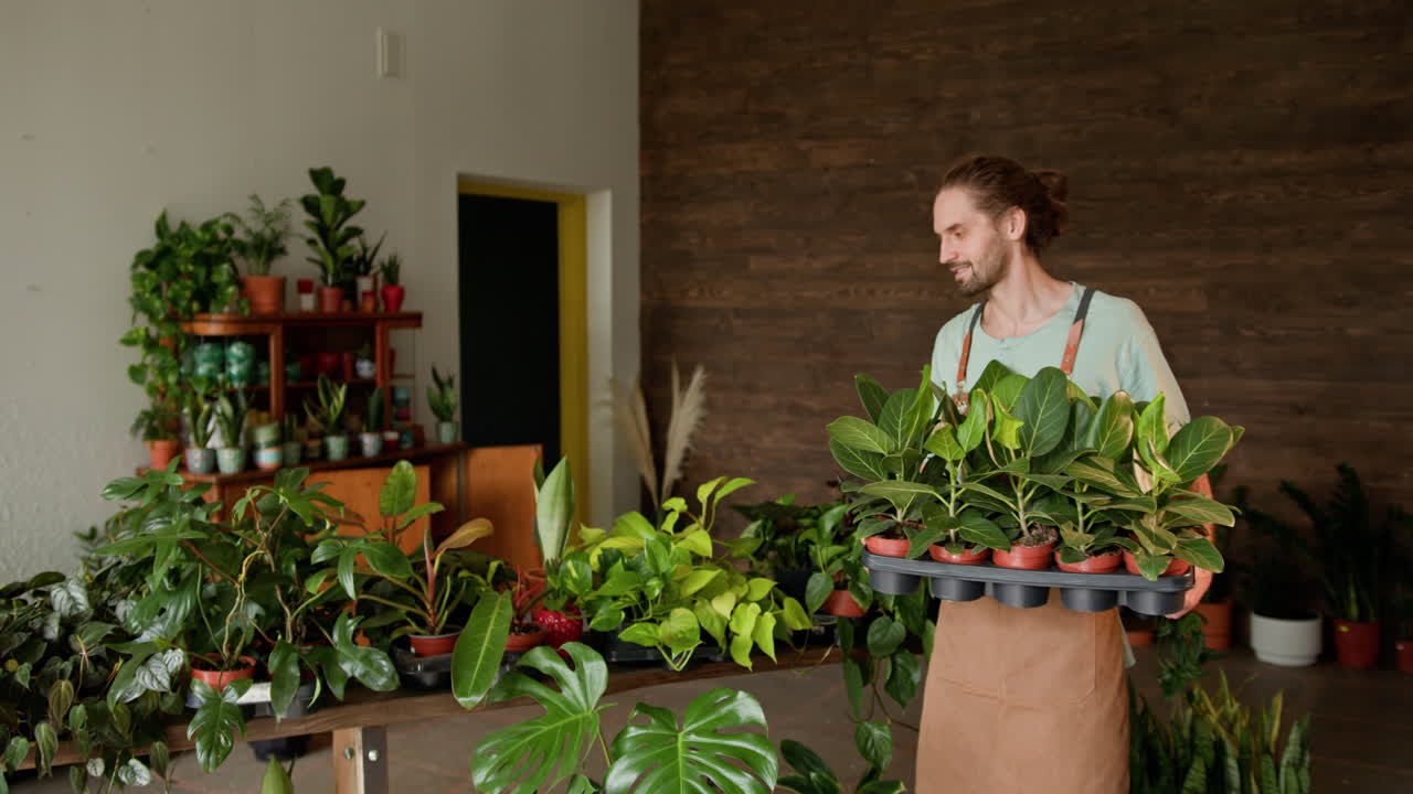 trabajador de la planta que lleva las plantas