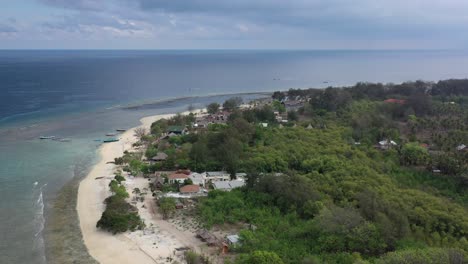 Antena-Que-Rodea-La-Playa-De-Arena-Blanca-En-La-Isla-De-Gili-Meno-Cerca-De-Bali-En-Un-Día-Nublado