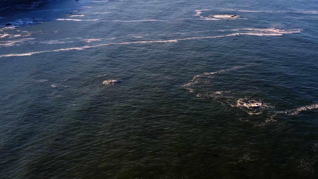 멋진 공중 드론이 위로 기울어져 포크에 있는 멋진 세 번째 해변을 드러내고, 따뜻한 햇살이 내리쬐는 여름 아침에 큰 암석, 절벽, 작은 파도, 바다 거품이 있는 워싱턴