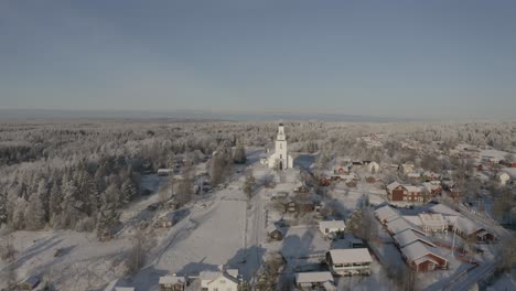 tomada de un avión no tripulado de una iglesia en los bosques de invierno suecos