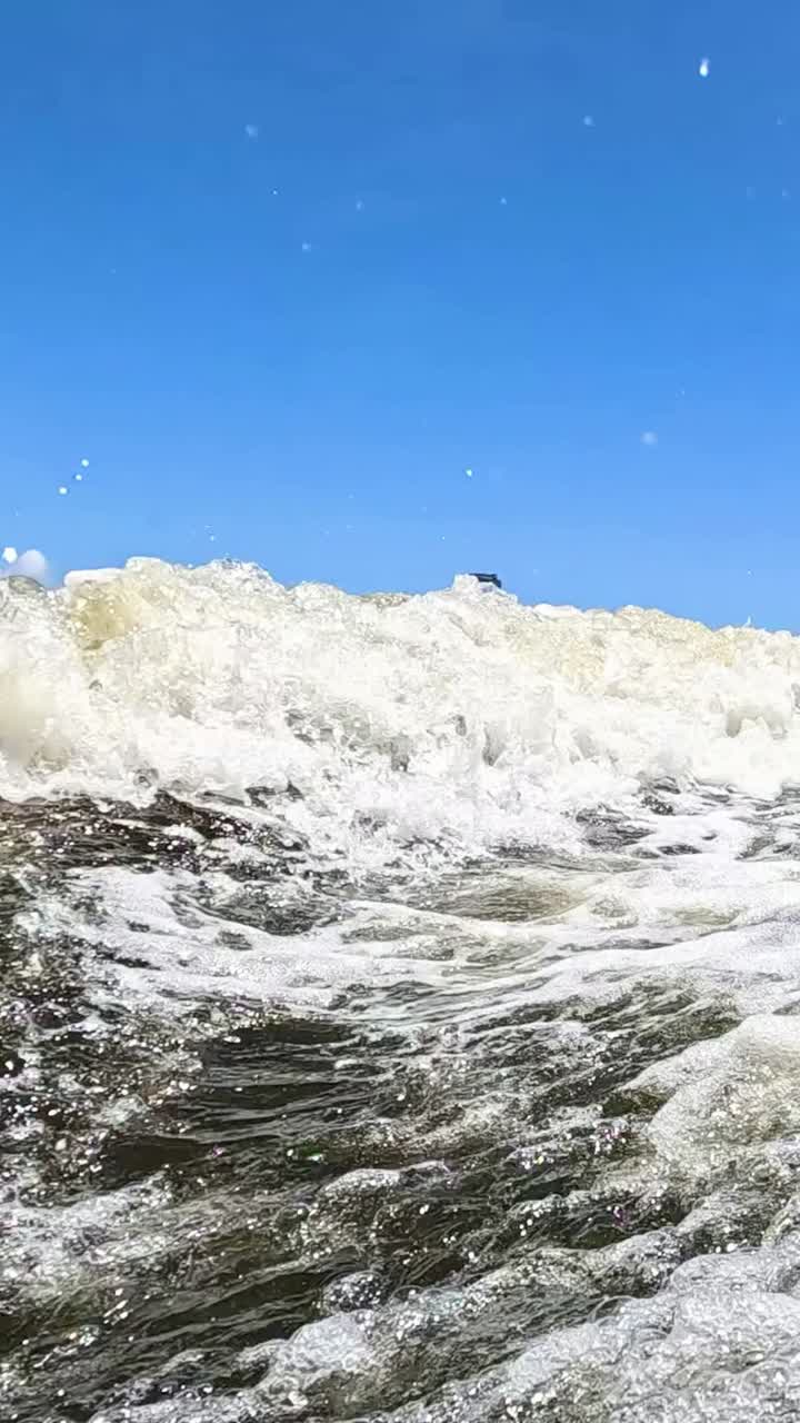 골드 코스트의 역동적인 바다 파도를 포착하는 것