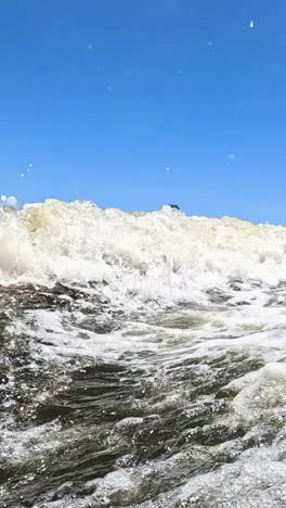 capturando las ondas oceánicas dinámicas en la costa dorada