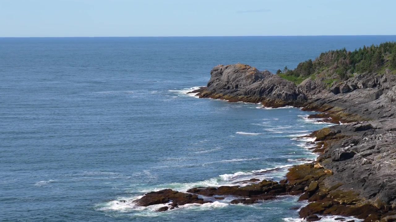 Onde marine che si infrangono verso la costa rocciosa del Maine