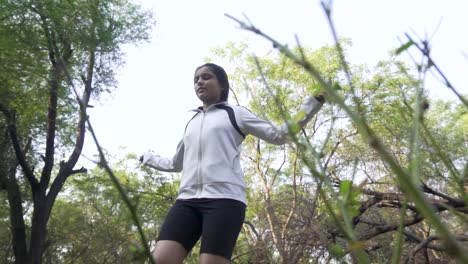 Athletische-Schöne-Frau-Trainiert-Mit-Sprung,-Springseil-Im-Wald