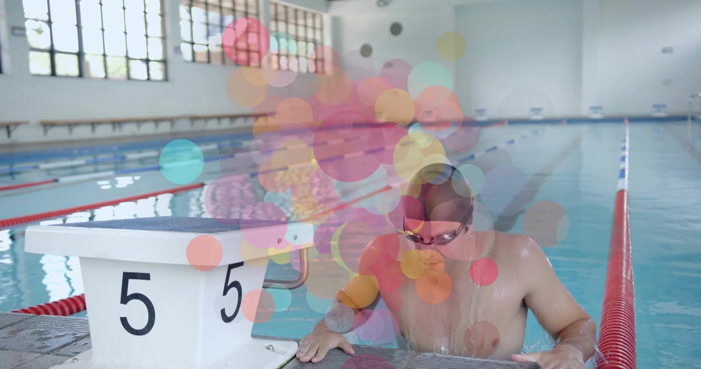 Nadador esportivo empurrando no bloco 5, iniciando a saída da piscina para o deck enquanto a água escorre dos óculos