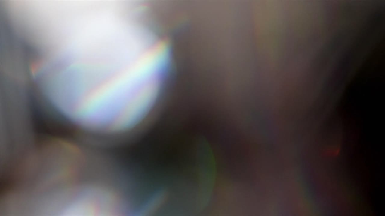 Fughe di luce cinematografiche con bagliori dell'obiettivo arcobaleno