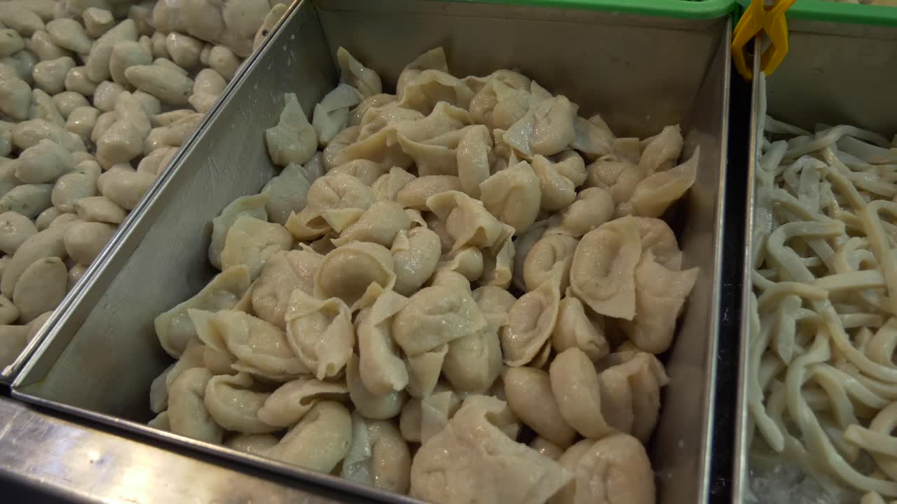 길거리 시장 식품 부스 에 있는 아시아  ⁇ 섬 생선  ⁇ 플링