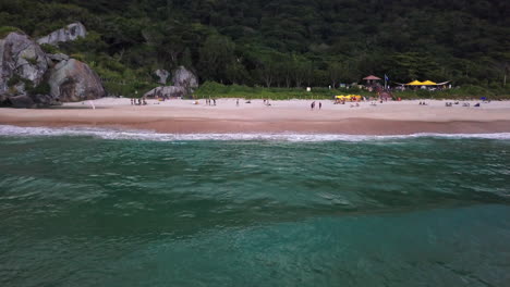 Toma-Aérea-De-Olas-Que-Se-Lavan-En-Tierra-En-La-Playa-En-Río-De-Janeiro,-Brasil