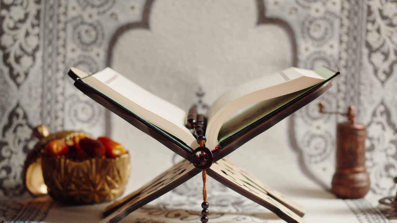 Primo piano del libro del Corano, preghiera, religione islamica. Festività religiosa del Ramadan, mese sacro. Culto, preghiera tradizionale a Dio.