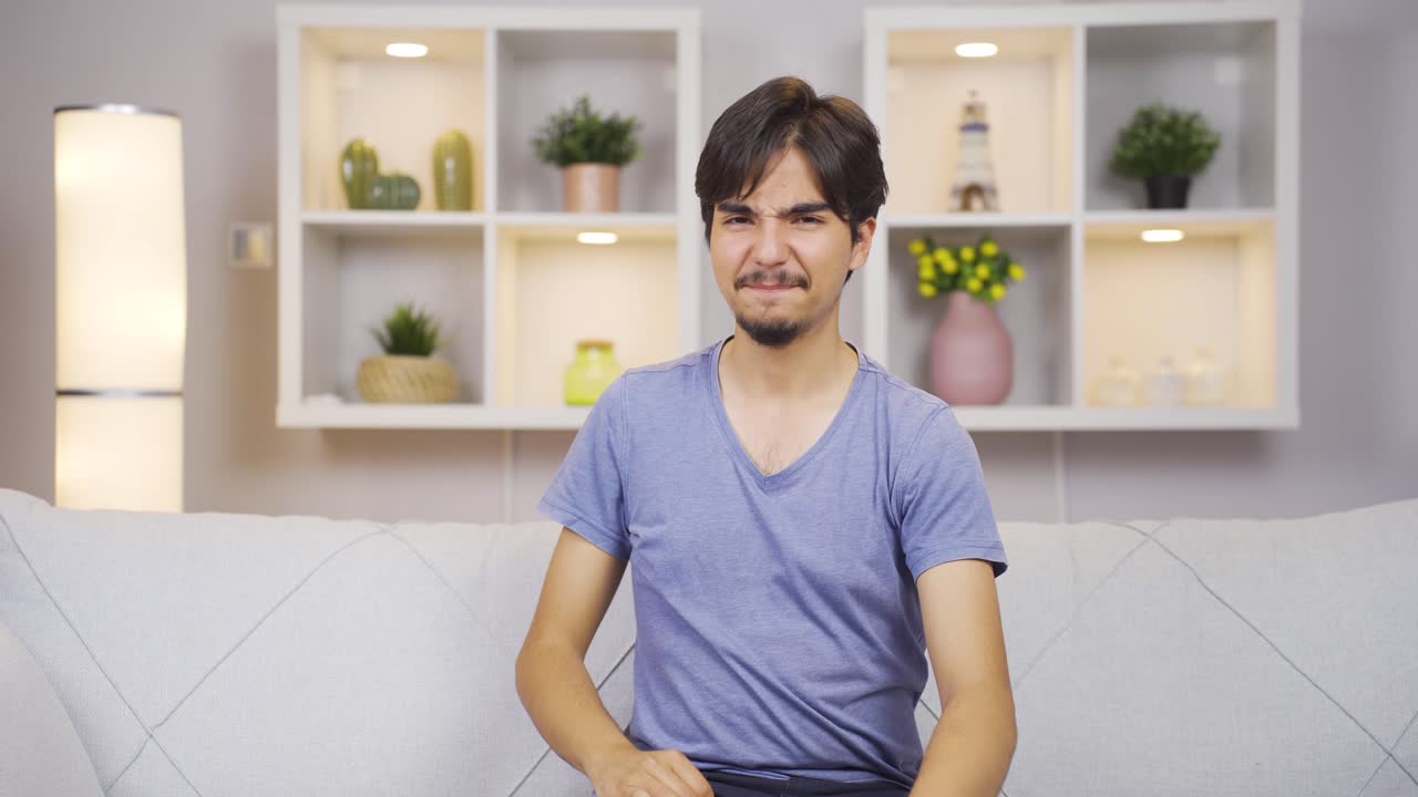 그 남자는 혐오감을 느 ⁇ 습니다.