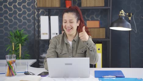 la mujer de negocios que trabaja en la computadora portátil se siente satisfecha.