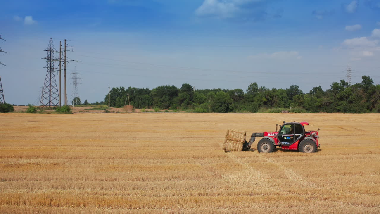 에서  을 수확 하는 트랙터
